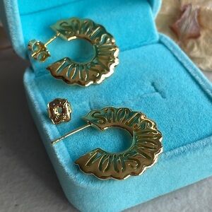 Tous Logo Floral Gold Big Scalloped Hoops Earrings Pins